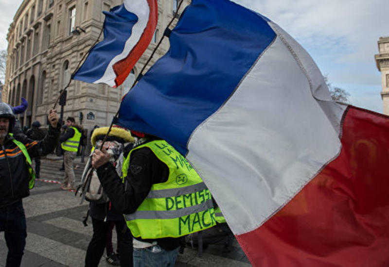 В Париже полиция применила слезоточивый газ для разгона "желтых жилетов"