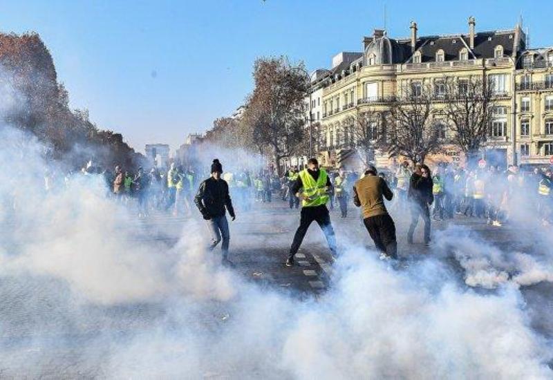 Протесты "желтых жилетов" в Париже, около ста задержанных