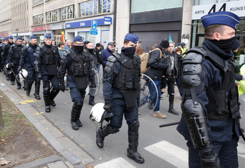 В Брюсселе полицейский застрелил мужчину, набросившегося на него с саблей