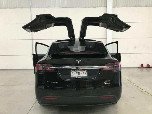 Tesla Model X превратили в пуленепробиваемый броневик