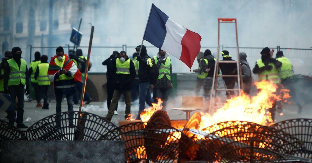 В Европе снова бушуют протесты: митингующие подожгли Банк Франции
