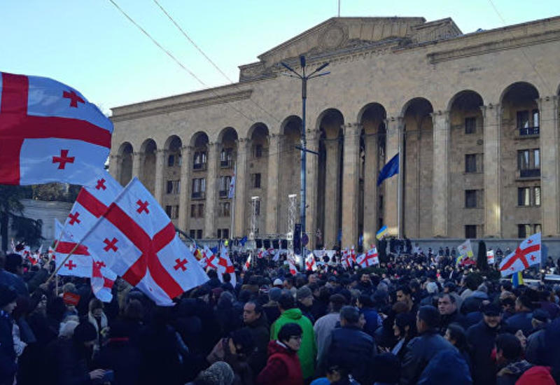 В Тбилиси оппозиционеры расставили палатки перед зданием парламента