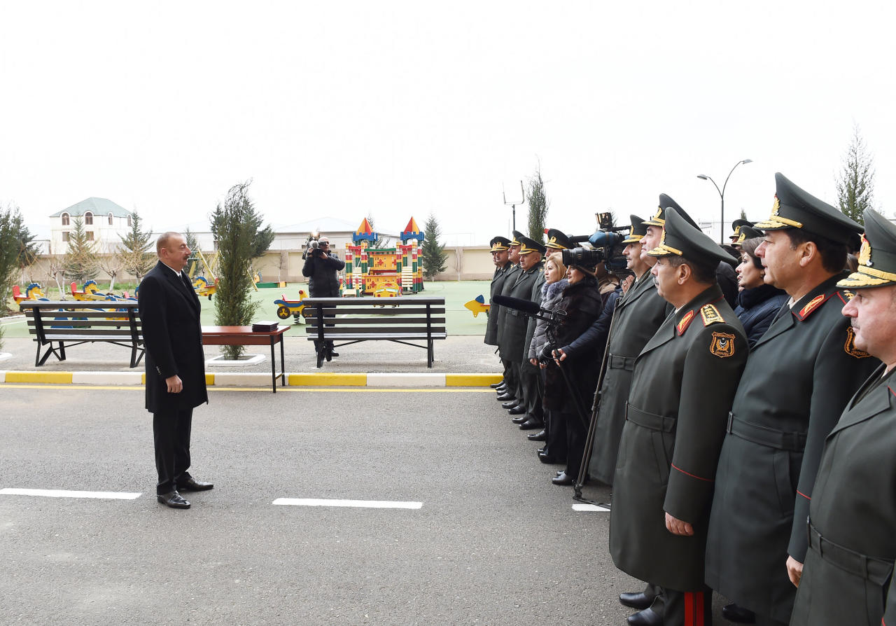 Президент Ильхам Алиев принял участие в церемонии выдачи новых квартир военнослужащим в Баку