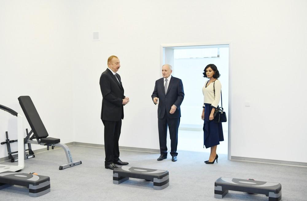 Президент Ильхам Алиев и Первая леди Мехрибан Алиева ознакомились с условиями в Научно-исследовательском институте медицинского восстановления в Баку