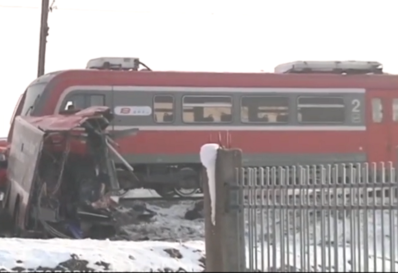 В Сербии поезд протаранил автобус: есть погибшие, много пострадавших
