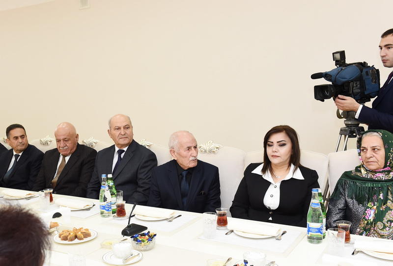 Президент Ильхам Алиев и Первая леди Мехрибан Алиева приняли участие в открытии жилкомплекса для вынужденных переселенцев в Абшероне