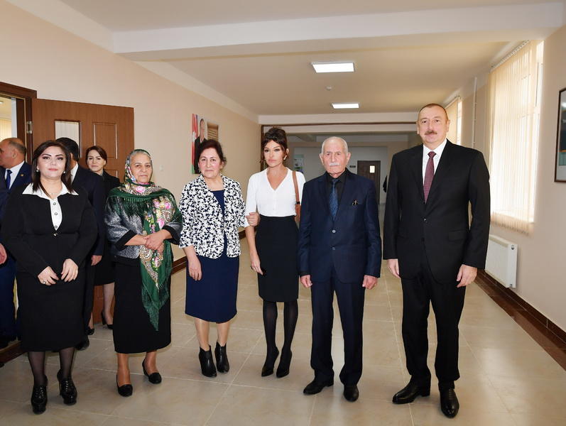 Президент Ильхам Алиев и Первая леди Мехрибан Алиева приняли участие в открытии жилкомплекса для вынужденных переселенцев в Абшероне