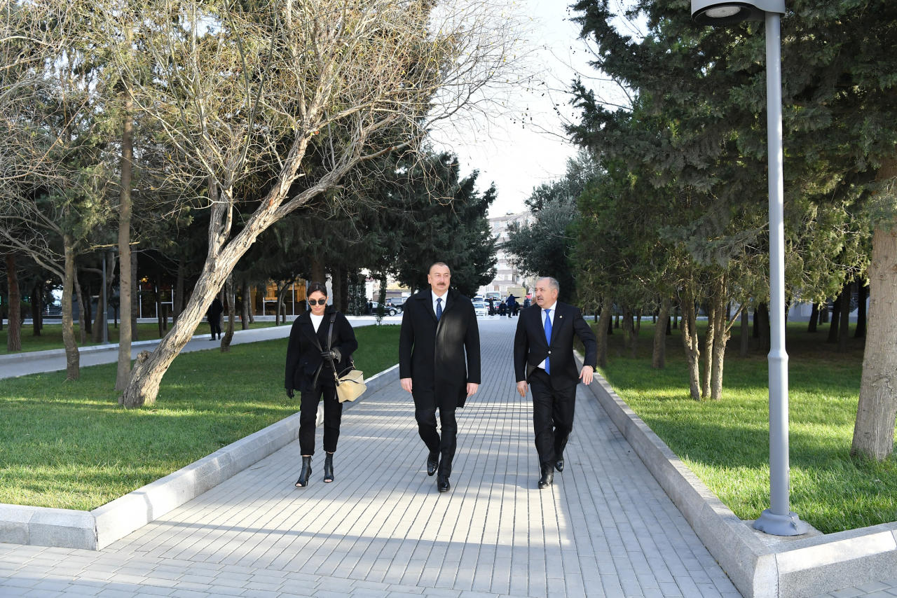 Президент Ильхам Алиев и Первая леди Мехрибан Алиева ознакомились с условиями, созданными в парке отдыха в Ясамальском районе Баку