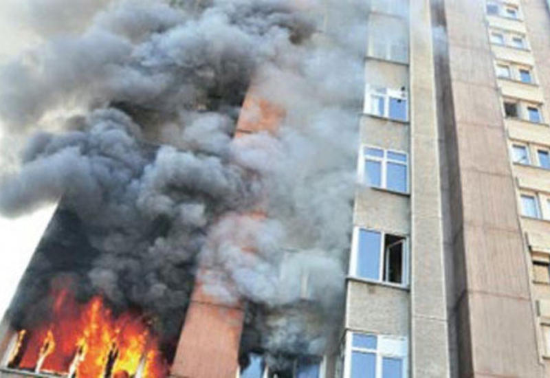 В Баку произошел пожар в многоэтажке