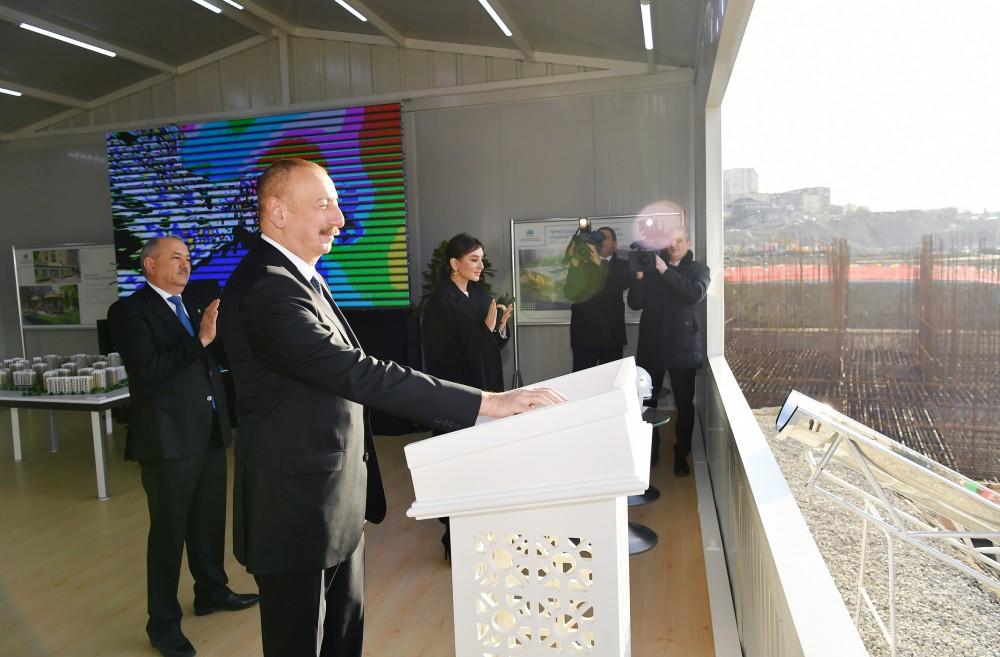 Президент Ильхам Алиев и Первая леди Мехрибан Алиева приняли участие в открытии жилого комплекса в Ясамальском районе