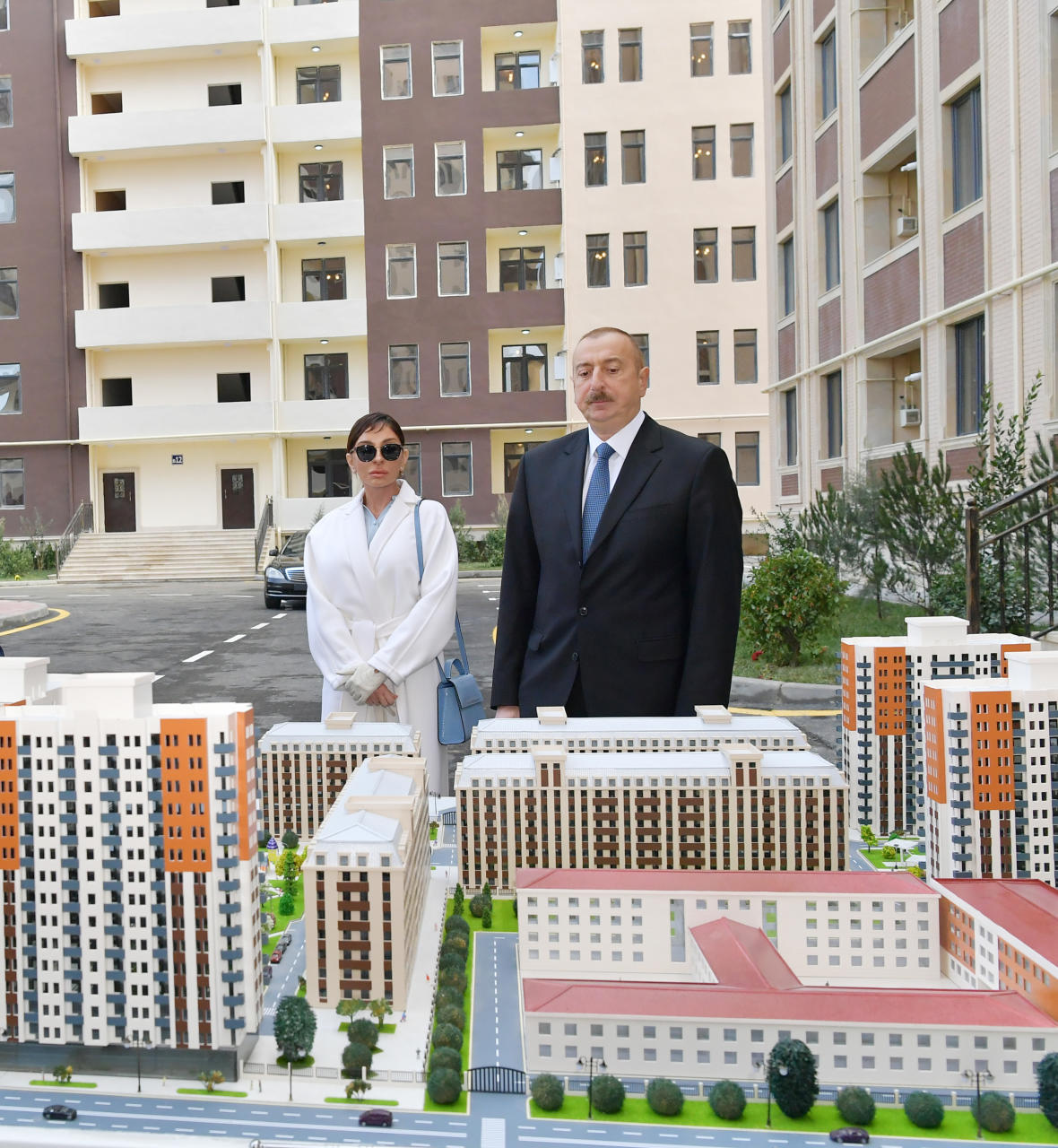 Президент Ильхам Алиев и Первая леди Мехрибан Алиева приняли участие в открытии жилового комплекса для беженцев и вынужденных переселенцев в Сумгайыте