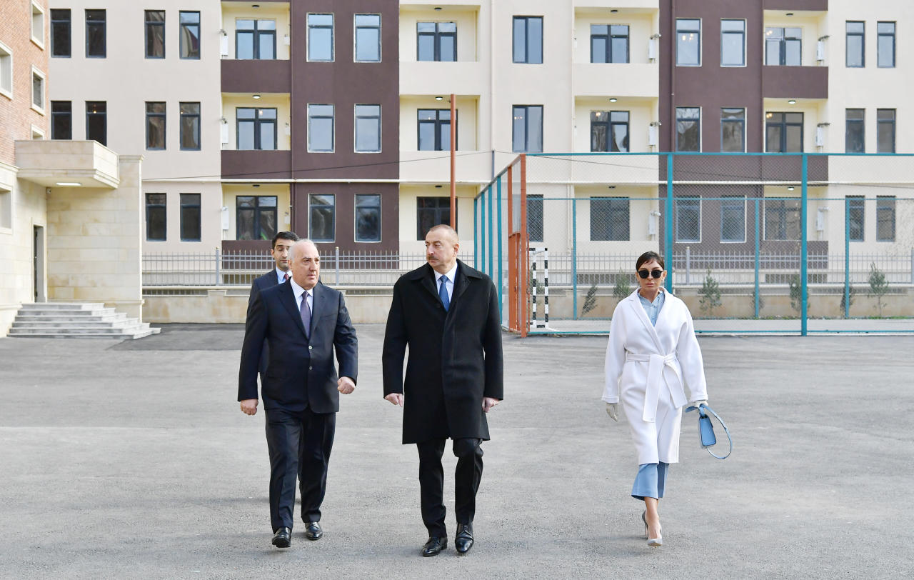 Президент Ильхам Алиев и Первая леди Мехрибан Алиева приняли участие в открытии жилового комплекса для беженцев и вынужденных переселенцев в Сумгайыте