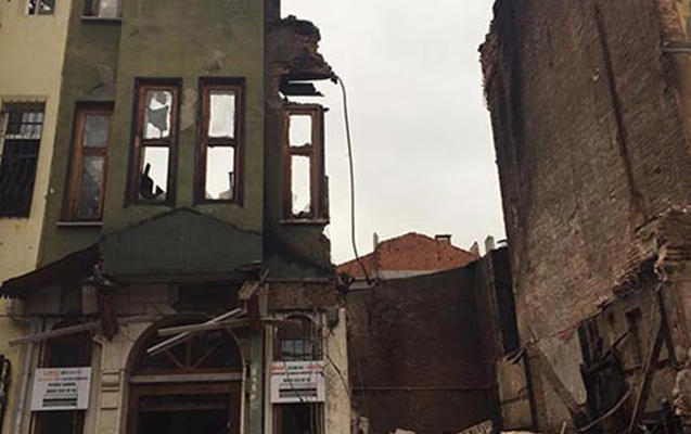 İstanbulda yaşayış binası çökdü
