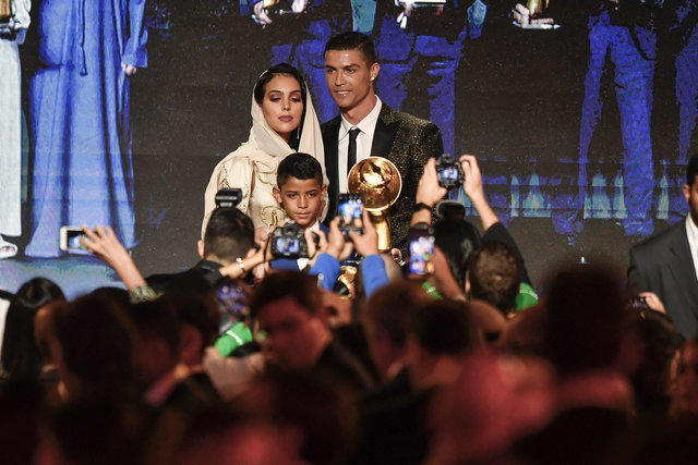 Криштиану Роналду получил награду лучшему футболисту года