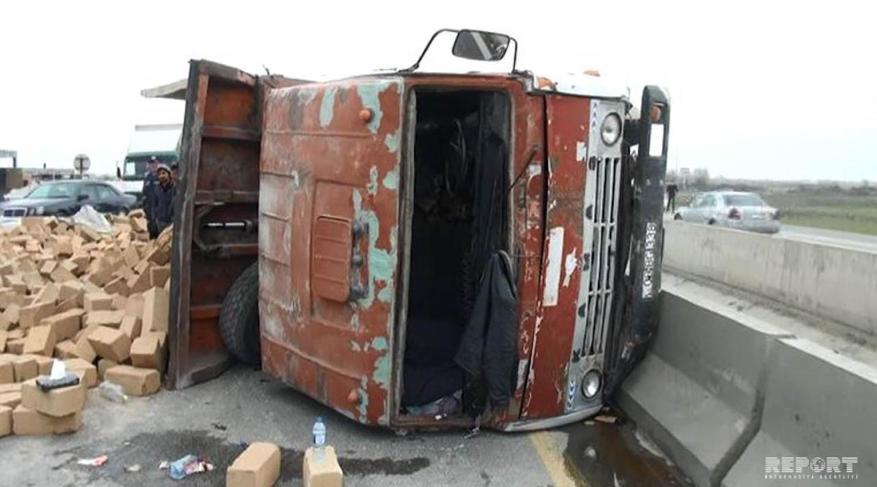 В Азербайджане перевернулся грузовик, дорога оказалась перекрыта