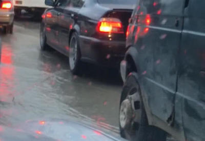 Авария водопровода в Баку, затоплена дорога, образовались пробки <span class="color_red">- ОБНОВЛЕНО - ВИДЕО</span>