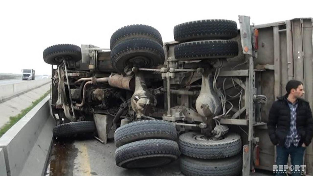 В Азербайджане перевернулся грузовик, дорога оказалась перекрыта