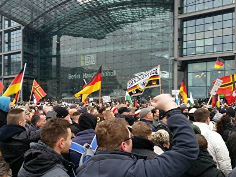 Берлин прямая трансляция. Протесты в Германии протесты против политики Меркель. Германия митинг против Меркель Берлин. Митинг против Меркель. Берлин люди.