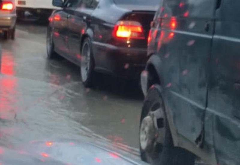 Авария водопровода в Баку, затоплена дорога, образовались пробки
