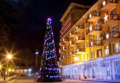 В Дашкесане разрушили установленную в центре города ёлку