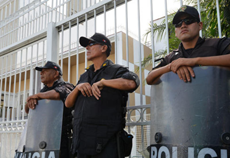 Полиция Перу разогнала венесуэльцев, штурмовавших посольство