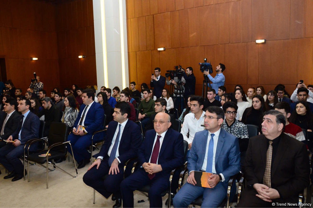 В штаб-квартире правящей партии Азербайджана показали фильм о борьбе с религиозным радикализмом