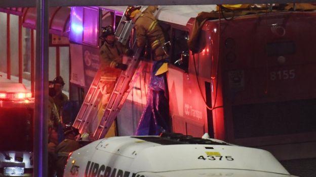 В Канаде автобус въехал в остановку: 14 человек в критическом состоянии