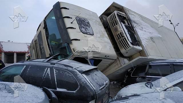Грузовик протаранил 10 автомобилей в Москве, есть пострадавший