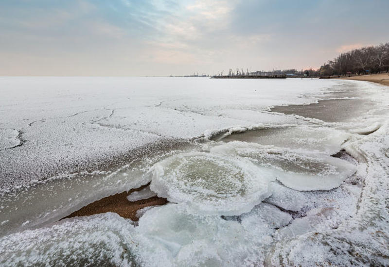 Азовское море превращается в лед