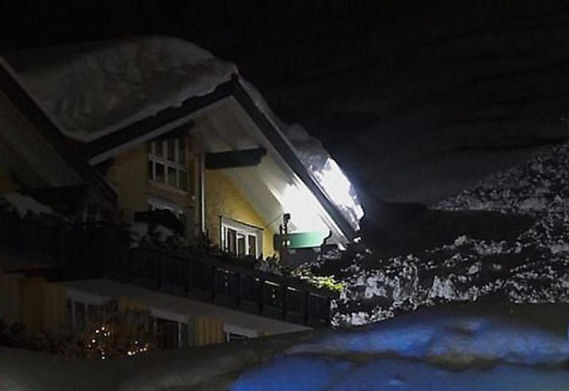 Снежная лавина накрыла отель в горах Германии