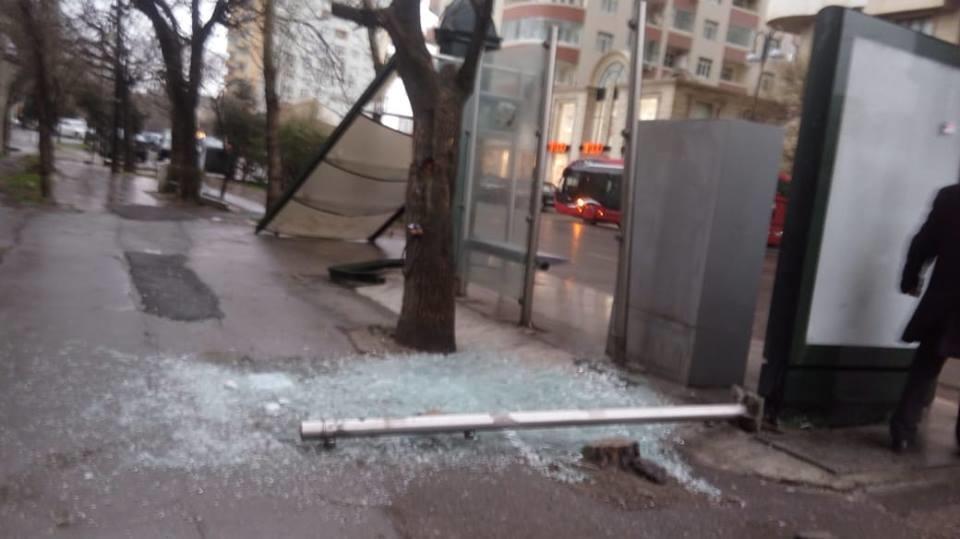 Ураганный ветер в Баку снес автобусную остановку
