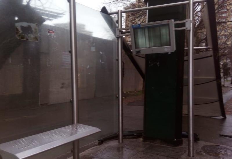 Ураганный ветер в Баку снес автобусную остановку