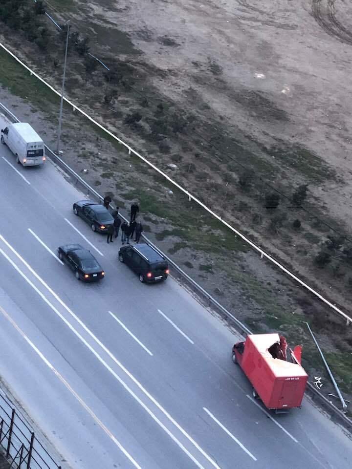 В Баку электрический столб упал на грузовик