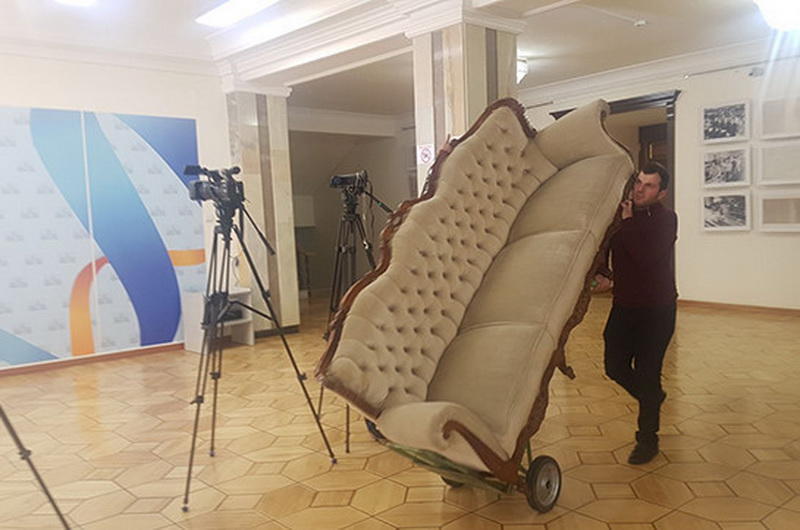 Депутаты парламента Пашиняна делят мебель "бывших"