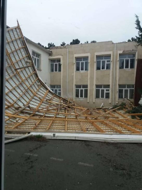 Сильный ветер в Баку снес крышу школы