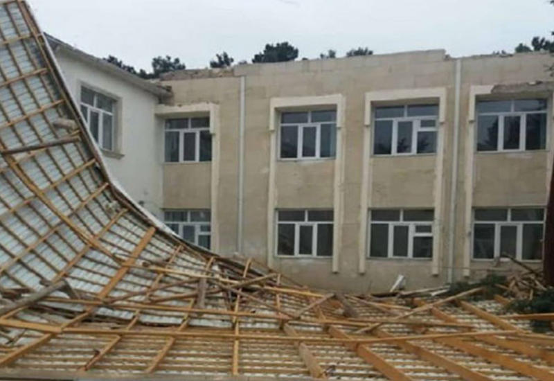 Сильный ветер в Баку снес крышу школы