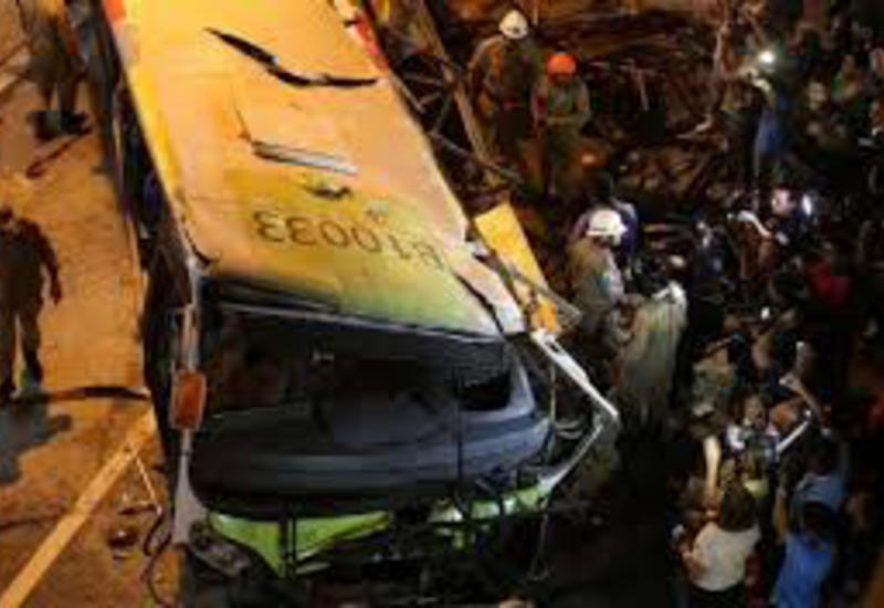 В Боливии автобус упал с обрыва, много погибших и раненых