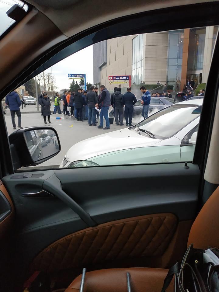 В центре Баку загорелся Mercedes