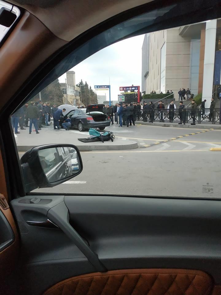 В центре Баку загорелся Mercedes