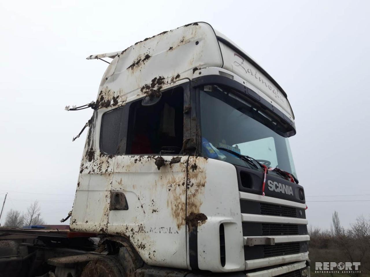 В Азербайджане столкнулись грузовик и легковушка, есть пострадавший