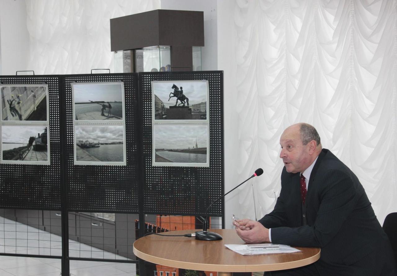 В Баку открылась выставка известного российского фотографа