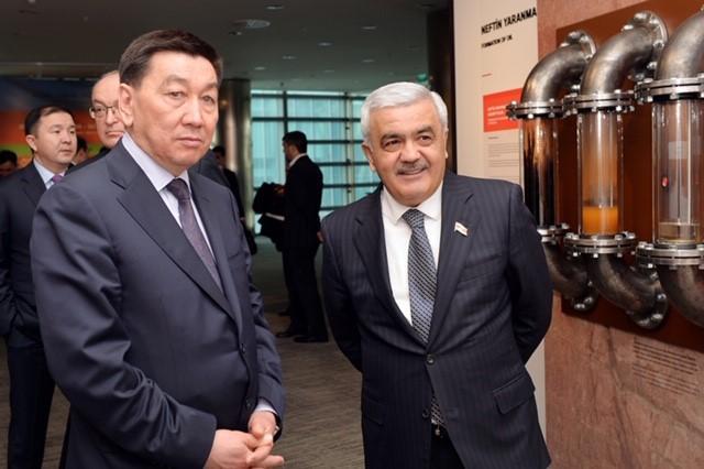 Азербайджан получил от Казахстана плавучую буровую установку