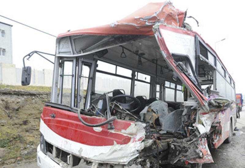 Стали известны имена пострадавших в тяжелом ДТП с участием автобуса в Баку