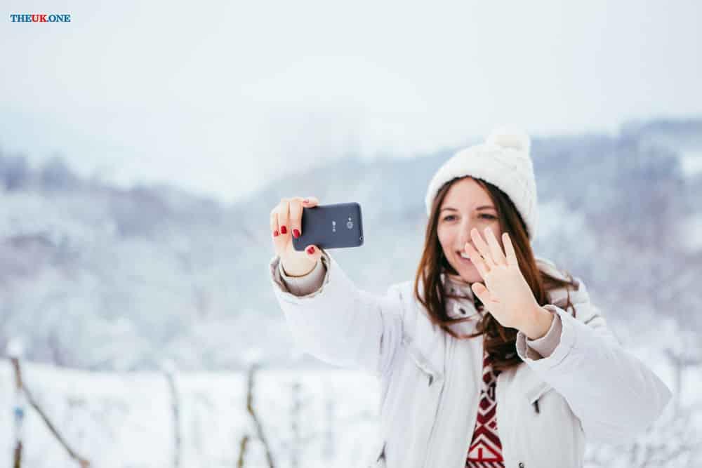 Почему телефон на улице. Девушка со смартфоном. Счастливый человек со смартфоном зимой на улице. Девушка со смартфоном в руках зима. Девушка смартфон зима.