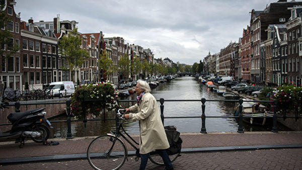 В Нидерландах велосипедистов будут штрафовать за использование гаджетов