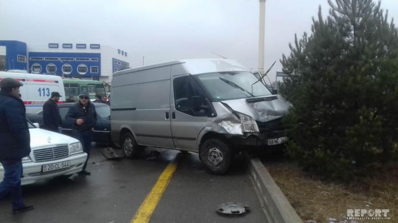 Gəncədə yük avtomobili ilə minik maşını toqquşub, xəsarət alanlar var