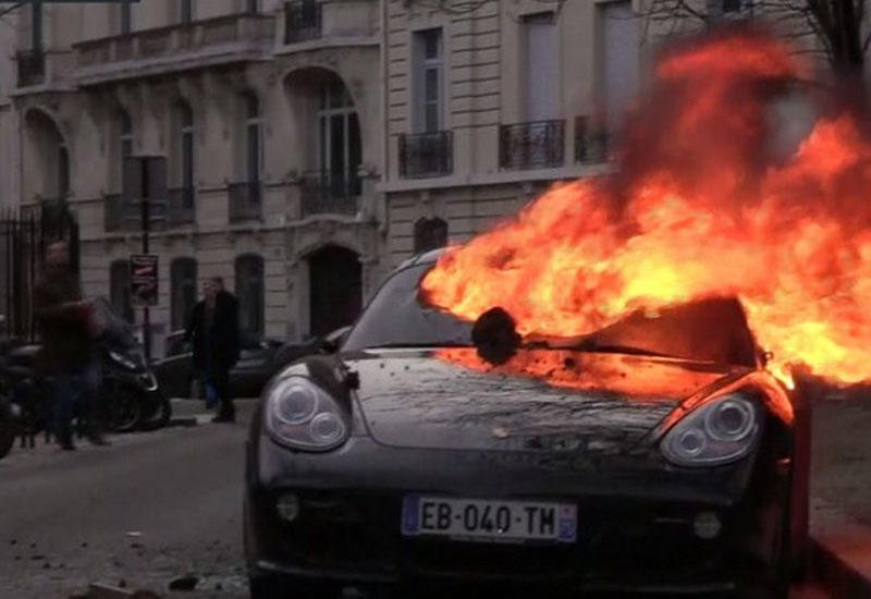 "Желтые жилеты" подожгли Porsche в Париже