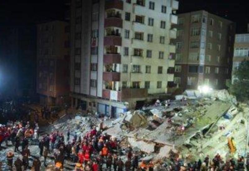 Растет число погибших при обрушении здания в Стамбуле