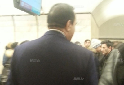 Самого богатого азербайджанского певца неожиданно застали в метро <span class="color_red"> - ФОТО</span>