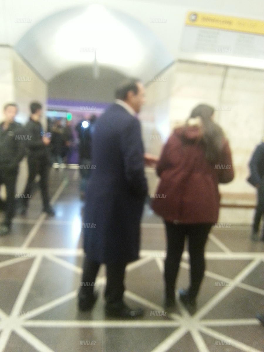 Самого богатого азербайджанского певца неожиданно застали в метро
